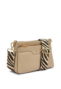 Borsa a mano in pelle beige con finitura testurizzata, tasca frontale e tracolla staccabile a strisce zebra. Parti metalliche dorate.