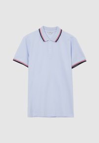 Polo shirt azzurro chiaro a maniche corte con colletto a due bottoni e rifiniture a righe blu navy, rosse e bianche su colletto e maniche.