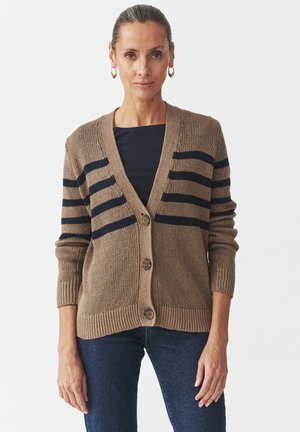 Strickjacke in Braun mit navyfarbenen horizontalen Streifen, mit V-Ausschnitt, fünf Knöpfen sowie gerippten Bündchen und Saum.