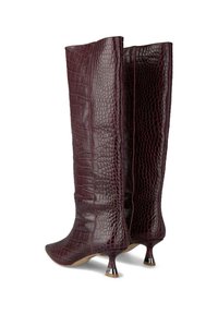 Over-knee hoge hakken in donker bordeaux kroko-geëmbossed leer, met een puntige neus en een unieke gebeeldhouwde hak.