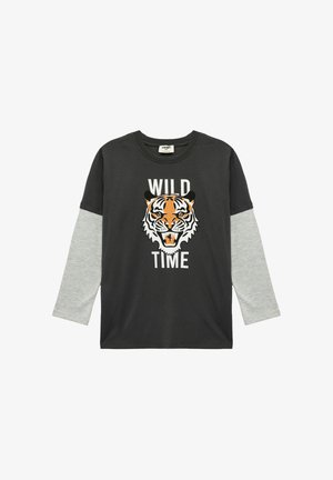 Dunkelgraues Langarm-T-Shirt mit grauen Ärmeln, mit einem Tiger-Design und dem Text "WILD TIME" in Weiß und Orange. Aus Baumwollmaterial.