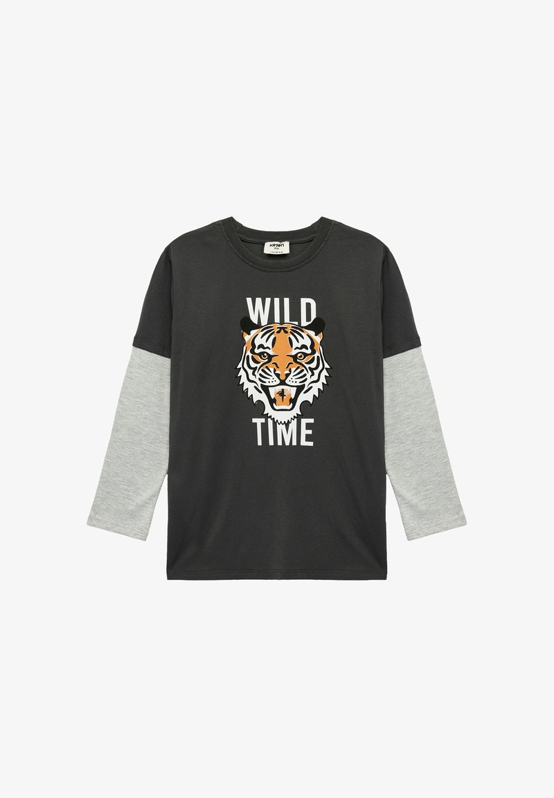Dunkelgraues Langarm-T-Shirt mit grauen Ärmeln, mit einem Tiger-Design und dem Text "WILD TIME" in Weiß und Orange. Aus Baumwollmaterial.
