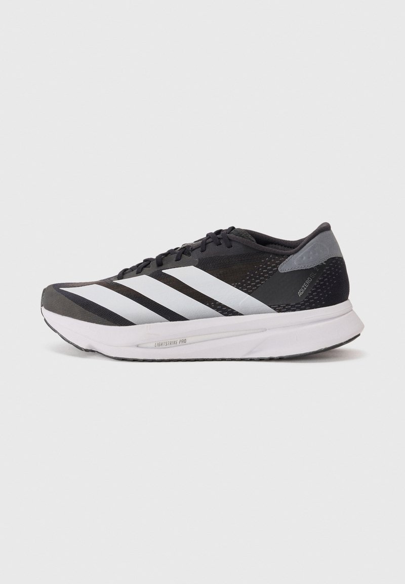 Schwarz-weißer Adidas Laufschuh mit weißen Streifen, Schnürdesign und gedämpfter weißer Sohle mit der Aufschrift Lightsrike Pro.