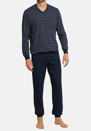 Conjunto de loungewear en navy que incluye una parte superior de manga larga con escote en V y un patrón de cuadrícula blanca, junto con pantalones lisos, fabricado en un tejido suave y ligero.