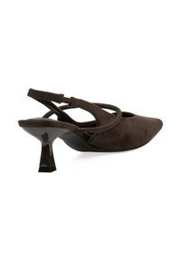 Zapato de ante marrón tipo slingback con punta afilada y dos tiras cruzadas. Presenta un tacón rectangular negro. Textura suave y diseño minimalista.