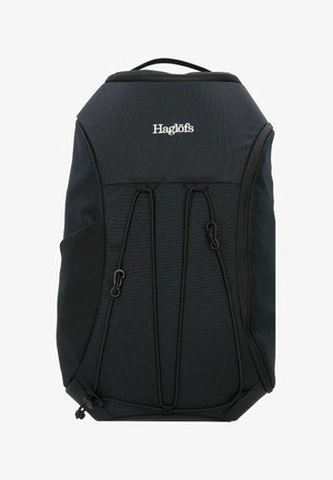 Zaino Haglöfs nero con maniglia superiore, attacchi con corda elastica nella parte anteriore e tasca con zip laterale, progettato per l'uso all'aperto.