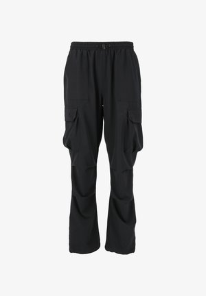 Svarta cargobyxor med elastisk midja, snören och flera sidofickor; lös passform med plisserad textur.