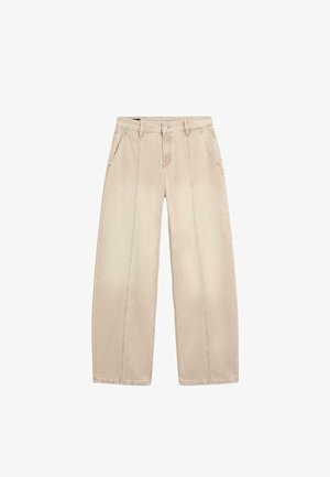 Beige Hose mit weitem Bein, vorderen Taschen, Gürtelschlaufen, Knopfverschluss und sichtbaren vertikalen Nähten vor weißem Hintergrund.
