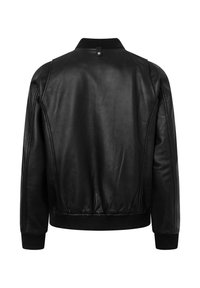 Chaqueta bomber de cuero negro con cuello y puños de punto acanalado, que presenta una textura suave y costuras limpias, mostrando la vista trasera.