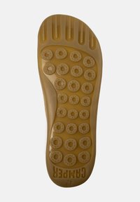 Suola di scarpa in gomma beige con punti di presa rotondi e fori di ventilazione. Motivo di battistrada per aderenza. Branding "CAMper" visibile. Taglia 42.
