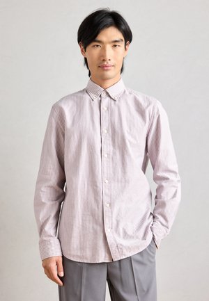 Svetlo pruhovaná košeľa na gombíky v levanduľovej a bielej farbe, s klasickým golierom a dlhými rukávmi, skombinovaná so šedými nohavicami.