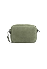 Borsa a tracolla rettangolare in suede verde oliva con chiusure in metallo argentato, zip di chiusura e tracolla removibile su sfondo bianco.