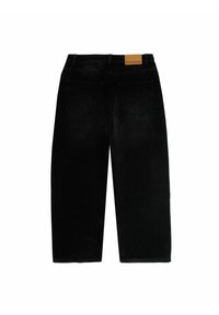 Czarne dżinsy o prostym kroju, wyposażone w dwie tylne kieszenie oraz brązową skórzaną metkę z napisem "BALMOHK" na pasku.