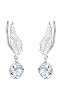 Silberne, flügelartige Ohrringe mit einem strukturierten Design, die jeweils einen runden, klaren Edelstein haben, der von jedem Ohrring hängt.