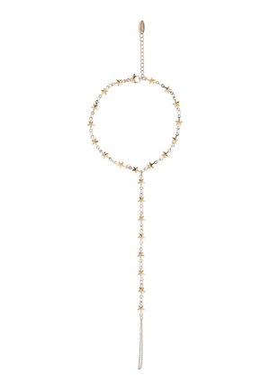 Bransoletka z łańcuszkiem w złotym odcieniu z małymi zawieszkami w kształcie gwiazdek oraz regulowanym zapięciem, z wiszącym łańcuszkiem z gwiazdkami.