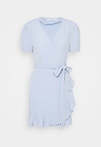 Vestido envolvente azul claro con mangas cortas abullonadas, un lazo en la cintura y un dobladillo con volantes. Hecho de una tela suave con una textura lisa.