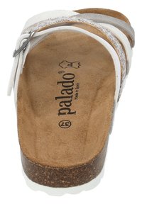 Sandal in bianco e argento con cinturino regolabile, soletta in sughero e fodera interna testurizzata. Logo "Palado" visibile sulla soletta.