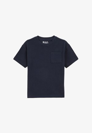 Tamsiai mėlynas medvilnės marškinėliai su apvaliomis iškirptėmis, trumpomis rankovėmis ir kišene ant krūtinės. Audinys turi tekstūrinį, ripsinį raštą.