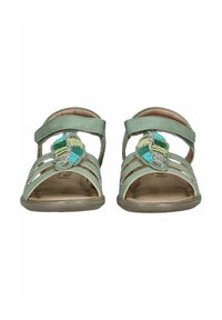 Grüne Leder-Sandalen mit mehreren Ausschnitten, verstellbarem Riemen und einer dekorativen Applikation in Blau, Grün und Silber in Form einer Blume auf der Vorderseite.