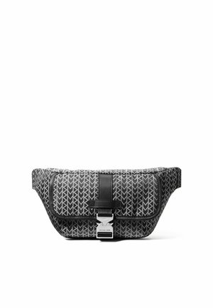 Sac banane à motifs noirs et gris avec rabat avant, sangle noire et boucle argentée portant l'inscription "Michael Kors" sur fond blanc.