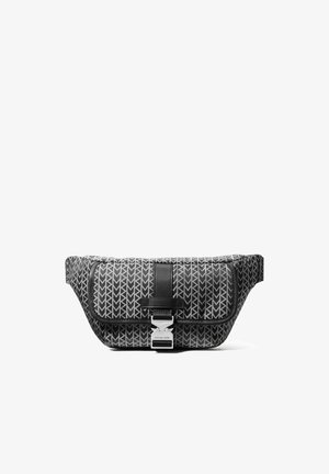 Sac banane à motifs noirs et gris avec rabat avant, sangle noire et boucle argentée portant l'inscription "Michael Kors" sur fond blanc.