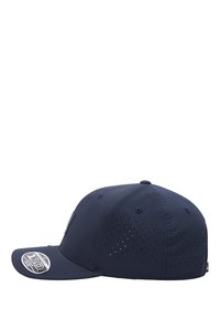 Gorra azul marino con un diseño estructurado, lados perforados para ventilación, visera plana y una etiqueta de logo tejida en la parte frontal.