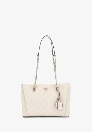 Sac fourre-tout rose pâle avec un motif texturé, des anses en chaîne argentées et des accents métalliques, comportant une plaque logo et un charme amovible.