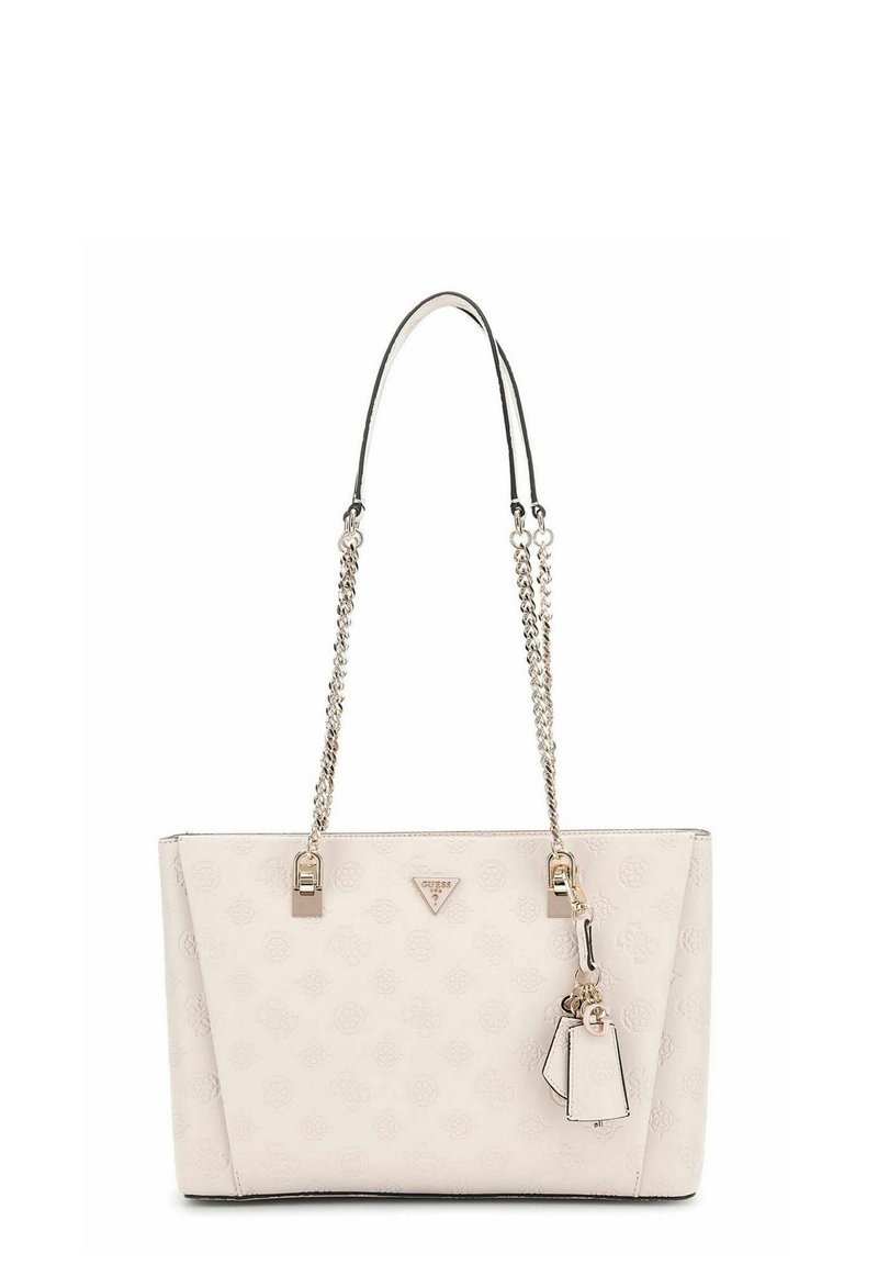 Sac fourre-tout rose pâle avec un motif texturé, des anses en chaîne argentées et des accents métalliques, comportant une plaque logo et un charme amovible.