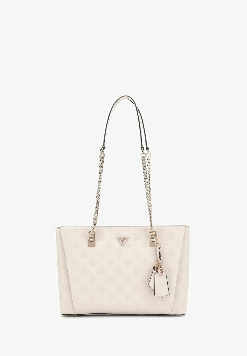 Sac fourre-tout rose pâle avec un motif texturé, des anses en chaîne argentées et des accents métalliques, comportant une plaque logo et un charme amovible.