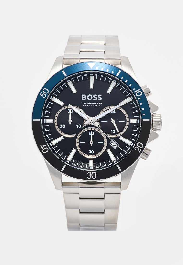 Reloj cronógrafo de acero inoxidable con esfera negra, bisel azul, tres subesferas y pulsera de eslabones. Resistente al agua hasta 5 bar.