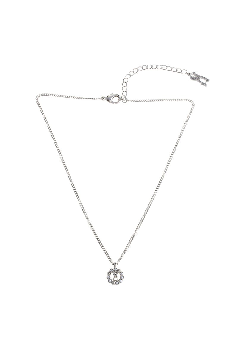 Zilveren ketting met een ronde hanger waarin meerdere kleine, heldere stenen in een bloemmotief zijn gerangschikt. Verstelbare sluiting.