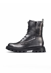 Botín negro metálico hasta el tobillo con diseño de cordones, suela de goma y tirador, con una textura suave y una silueta angular.