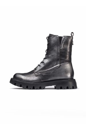 Botín negro metálico hasta el tobillo con diseño de cordones, suela de goma y tirador, con una textura suave y una silueta angular.