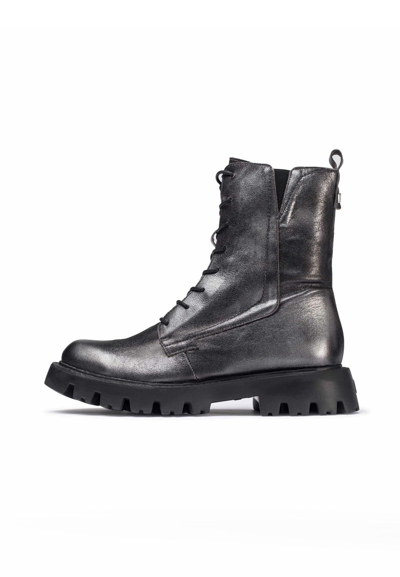 Botín negro metálico hasta el tobillo con diseño de cordones, suela de goma y tirador, con una textura suave y una silueta angular.