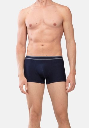 Navyblaue Stoff-Boxershorts mit einer enganliegenden Passform und einem grauen gestreiften Bund. Glatte Textur mit dezentem Rippmuster.