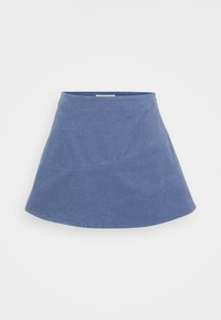Blå kordfløjlskørt med en flagrende silhuet, der har subtile skrående sømdetaljer og en glat talje.