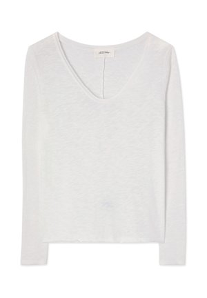 Biele dámske tričko s dlhými rukávmi, výstrihom do oblúka a mierne textúrovanou látkou, položené na bielom pozadí.