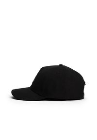 Gorra de béisbol negra de tela, con corona estructurada, visera curvada y logotipos cosidos en la parte frontal y lateral.