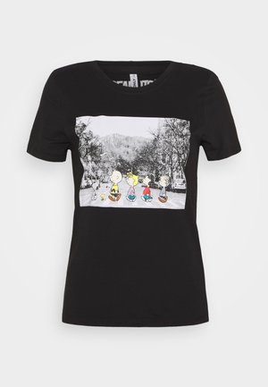 Mustissa crew-neck t-paidoissa, joka on valmistettu puuvillasta, on Peanuts-hahmojen grafiikkapainatus lumisen taustan kanssa.