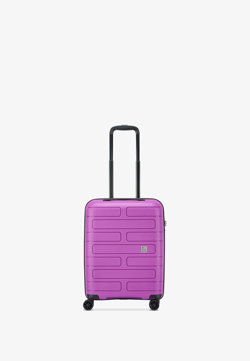 Valigia rigida viola con scanalature orizzontali, manico retrattile e quattro ruote per la mobilità. Presenta un logo vicino alla cerniera.