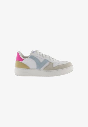 Sneaker bianco con accenti blu, beige e rosa. I materiali includono pelle e camoscio. Presenta una suola testurizzata e una punta perforata per favorire la traspirabilità.