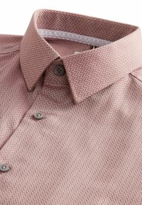 Helles rotes Hemd mit Fischgrätenmuster, Button-Down-Kragen und grauen Knöpfen. Verfügt über einen strukturierten Stoff und einen kontrastierenden Innenkragen.