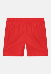 Costume de baie roșii dintr-un material ușor și neted. Prezintă o talie elastică și un design simplu, solid, fără modele sau embellishments.