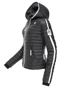 Veste rembourrée noire avec capuche, fermeture éclair blanche et accents rayés. Dotée d'une texture matelassée, de deux poches zippées à l'avant et d'un patch logo sur la manche.
