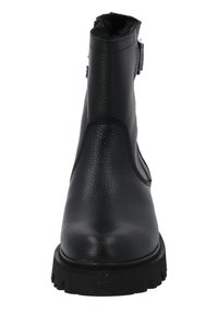 Stivaletto in pelle nera con finitura testurizzata, suola in gomma resistente e dettaglio con fibbia laterale. Il design presenta una punta rotonda e un gambale di altezza media.