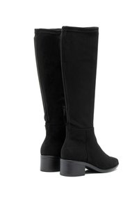 Botas negras de ante hasta la rodilla, con puntera redonda, tacón bajo tipo bloque y cierre lateral con cremallera. Textura suave con un brillo sutil y diseño minimalista.
