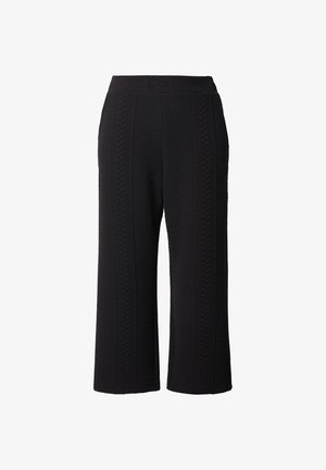 Černé široké kalhoty vyrobené z texturovaného materiálu s geometrickým vzorem. Mají elastický pas a rovný střih.