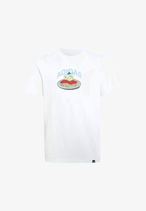 Camiseta blanca con un gráfico de un plato de espaguetis con mozzarella y albahaca, y "ADIDAS" en texto azul arriba.