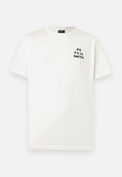 Λευκό κοντομάνικο T-shirt με στρογγυλή λαιμόκοψη και μαύρο κείμενο "PS PAUL SMITH" στο αριστερό στήθος.
