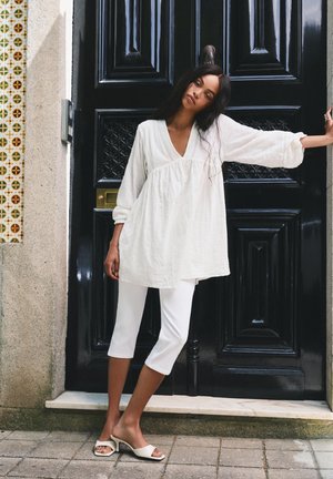 PULL&BEAR, HEEL SANDAL - Ciabattine con tacco - white